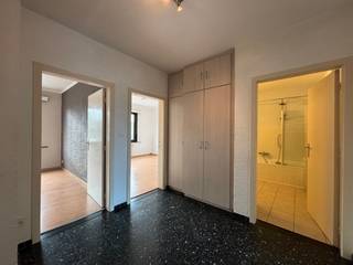 <strong>Gunstig gelegen appartement op de eerste verdieping in het centrum van Turnhout.</strong><br /><br />We betreden het appartement via de inkomhal. Rechts bevindt zich de woonkamer met open keuken, deze is voorzien van een koelkast, kookplaat en dampkap.<br /><br />Verder zijn er 2 slaapkamers voorzien alsook een badkamer. De badkamer beschikt over een douche/bad, 2 lavabo's en een toilet. <br /><br />In het appartement is er een berging aanwezig die gebruikt kan worden als extra opslagruimte. <br /><br />Achter het gebouw is er een afgesloten garagebox en berging.<br /><br />Bijzonderheden: <br />- EPC: 350 kWh/m²<br />- Klein terras aan de voorkant<br />- Afgesloten garagebox<br />- Gemeenschappelijke kosten: €200 (water en verwarming zitten inbegrepen in deze extra kosten)