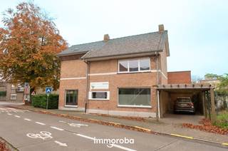 Deze woning werd in 2010 opgefrist en wordt op heden gebruikt als praktijkruimte door de centrale, zichtbare ligging.<br /><br />De stevige, ruime woning beschikt over voortuintje en 3 volwaardige slaapkamers.<br />De klassevolle inkomhal verdeelt de de living in een eetkamer met open keuken en een zitkamer of praktijkruimte/bureau.<br />De woning telt 3 slaapkamers en badkamer op de eerste verdieping. Er zijn 2 toiletten. Er is een droge kelder en berging achteraan.<br />De carport achteraan kan 2 auto's herbergen.<br /><br />Extra troeven:<br />-stevige kuip<br />-ruime, af te werken zolder<br />-pvc- schrijnwerk met dubbel glas<br />-cv op aardgas met viessman-ketel, Epc-label: C<br />-Elektrische installatie conform het AREI<br /><br />Alles bevindt zich werkelijk op wandelafstand!<br /><br />Opgelet: de huurovereenkomst start met een BEPAALDE DUUR van 1JAAR, met mogelijkheid tot verlenging;<br /><br />Vraag nu uw bezoek aan via lisa@immoroba.be.