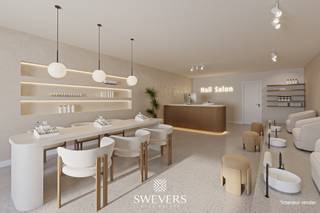 Voor meer info en foto’s, surf naar www.swevers.be – Op de centrale Grote Baan in Houthalen-Helchteren ontdek je deze verrassend ruime woning met handelsruimte. Met een bewoonbare oppervlakte van 188 m² en een perceel van 4a 09ca biedt dit pand talloze mogelijkheden voor wie wonen en werken wil combineren. De gelijkvloerse handelsruimte van 50m² heeft een aparte inkom en is vandaag ingericht als krantenwinkel, maar is ook perfect inzetbaar als kantoor, praktijk of winkel. Het woongedeelte omvat onder meer een lichtrijke leefruimte, keuken, gastentoilet en berging. Boven zijn er vier volwaardige slaapkamers en een badkamer. Dankzij de vaste trap naar de tweede verdieping benut je elke ruimte optimaal. Extra troeven zijn de kelder (17 m²), werkplaats van 99 m² en ruime garage van 45 m² met achteringang, westelijk georiënteerde tuin, airco, alarmsysteem en zonnepanelen. Scholen, winkels, openbaar vervoer en autosnelweg bevinden zich op korte afstand. Een veelzijdige woning met potentieel, klaar voor jouw invulling. Voor meer informatie, bel 011 255 155. Bron bewoonbare oppervlakte: EPC – verslag.