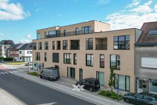 Dit appartement op de tweede verdieping heeft een bewoonbare oppervlakte van 100 m² en een terras van 9 m². Via de ruime inkomhal heeft u toegang tot een lichtrijke leef- en eetruimte en de open keuken met aansluitend een handige berging. Verder vindt u er twee slaapkamers waarvan de master bedroom een dressing heeft, een afzonderlijk toilet en een badkamer met een inloopdouche en lavabo. Ondergronds is er een private parkeerplaats met een handige berging voorzien. <br /><br />Wondelaer bestaat uit 11 hedendaagse appartementen verspreid over drie verdiepingen. Met keuze uit 1, 2 of 3 slaapkamers biedt het gebouw verschillende mogelijkheden voor uiteenlopende woonbehoeften. Bovendien beschikt elk appartement over een eigen terras waar u in alle rust kan genieten van de zon. Het gebouw heeft een grote ondergrondse verdieping met open parkeerplaatsen, ruime bergingen en een fietsenstalling, allen gemakkelijk bereikbaar via de lift.<br /><br />De appartementen zijn uitgerust met energiezuinige technologieën, vrij van fossiele brandstoffen. De individuele warmtepomp, de balansventilatie en de privatieve PV-panelen zorgen voor lage energiekosten en dragen bij aan een groenere toekomst. <br /><br />Gelegen nabij de kern van Wondelgem vindt u er alle voorzieningen op wandel- en fietsafstand gaande van diverse scholen en winkels tot parken en culturele activiteiten. <br /><br />Verlaagd BTW-tarief van 6% mogelijk op de volledige constructiewaarde.