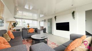 <p>Bij ImmoFusion 7/7 “open huis” : klik op onze 3D-TOUR<br /><br />Ruim en energiezuinig duplex appartement (126 m²) met 3 slaapkamers en groot terras in de Groenstraat 16 te Houthalen-Helchteren!</p>
<p>Bent u op zoek naar een instapklaar, ruim en energiezuinig appartement met alle comfort? Dan is dit prachtige duplex appartement, gebouwd in 2007 en gelegen in de Groenstraat 16 te Houthalen-Helchteren, precies wat u zoekt.</p>
<p>Bij het betreden van het pand komt u binnen in de inkomhal, waar u via de trap naar de leefverdieping gaat. Hier wordt u verwelkomd in een lichtrijke en ruime woonkamer met gezellige eethoek. Aansluitend bevindt zich de volledig uitgeruste keuken met kookeiland, voorzien van alle inbouwtoestellen en een stijlvol granieten werkblad, een ideale plek voor wie houdt van koken en gezellig samenzijn.</p>
<p>Links van de inkom bevindt zich het waskot en een praktische berging, met ruimte voor de inloopdouche. Vanuit deze ruimte is er eveneens toegang tot het terras. Via de grote schuifdeur in de woonkamer bereikt u het ruime zonneterras van maar liefst ca. 40 m², perfect om te ontspannen of gasten te ontvangen.</p>
<p>Op de bovenverdieping bevinden zich drie volwaardige en ruime slaapkamers, evenals een luxueus afgewerkte badkamer. Het appartement beschikt over twee aparte toiletten, wat zorgt voor extra comfort.</p>
<p>Dankzij de verwarming op gas en het gunstige EPC-label B is dit appartement bijzonder energiezuinig. Bovendien werd er veel aandacht besteed aan maatwerk en ingebouwde kasten, wat zorgt voor een strakke afwerking en optimaal gebruik van de ruimte. Extra troeven zijn het aanwezige camerasysteem en de lamellen die mogen blijven hangen.</p>
<p>Er zijn geen vaste gemeenschappelijke kosten. Verder beschikt het appartement over een privatieve berging en een autostaanplaats in de kelder, evenals een extra autostaanplaats aan de voorzijde van het gebouw.</p>
<p>Meubels kunnen eventueel mee aangekocht worden; een interessante opportuniteit voor wie volledig ontzorgd wil verhuizen.<br /><br />Pluspunten:<br />- Bewoonbare opp. 126m²;<br />- 3 slaapkamers;<br />- EPC-label B - energiezuinig;<br />- Verwarming op gas;<br />- Volledig uitgeruste keuken met eiland!<br />- Luxe badkamer en 2 wc's;<br />- Veel maatwerk - inbouwkasten;<br />- Camerasysteem!<br />- Geen vaste kosten!<br />- Privé berging in de kelder!<br />- 2 autostaanplaatsen!<br />- Vlotte verbinding naar de autosnelweg E314!<br />- Dichtbij winkels op wandelafstand!<br /><br /><span>Maatregelen opgenomen in het Maatregelenregister: nee</span><br /><br />Voor een bezichtiging ter plaatse of meer info, bel ons op 078/78.78.70, of kom gewoon binnen op ons kantoor, steeds welkom!</p>