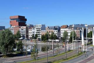 <p><span>  </span><span> "</span><span>New York Residence" op het Eilandje</span></p><p><span> </span></p><p><span>Dit nieuwbouw appartement "New York Residence" met 2 slaapkamers met de skyline boven Antwerpen is magnifique. Vanuit alle kamers heeft u een prachtig zicht op het MAS, de Londenbrug en het rustgevende water. Dit appartement ligt zeer centraal gelegen pal op het </span></p><p><span>Eilandje waarbij men zich dichtbij horecazaken bevindt alsook bij openbaar vervoer en andere winkels en uitvalswegen.</span></p><p><span>Deze hippe buurt is zeer gegeerd. De allernieuwste energetische technieken werden toegepast, wat resultaat in een zeer laag EPC!<br /><br /></span><span>Indeling:</span><span><br />U bereikt het appartement op de derde verdieping via de lift. </span></p><p><span>Ruime inkomhal met toegang naar de zeer lichte leefruimte met open keuken voorzien van alle luxe (afwasmachine/oven/inbouwkoelkast met vriesvak en inductievuur). </span></p><p><span>De leefruimte (ca.31 m2) heeft toegang tot het overdekte West-gerichte loggia (ca. 6,5 m2) dat veel privacy biedt. Ruime technische berging met aansluiting voor wasmachine/droogkast. Apart gastentoilet met handenwasser. </span></p><p><span>Slaapkamer 1 (ca. 14 m2) met toegang tot het terras en het prachtige uitzicht. Slaapkamer 2 of bureau (ca. 6 m2) met eveneens toegang tot het terras. Geïnstalleerde ruime badkamer met inloopdouche, wastafelmeubel, toilet.</span></p><p><span><br /></span><span>Extra's:</span><span><br />*Mooie aangelegde binnentuin met bankjes voorzien.</span></p><p><span>*Bovenste verdieping biedt een prachtig zonneterras met aangelegd tuintje.<br />*BEN-project, zeer laag EPC waarde.<br />*Vloerverwarming- en afkoeling via warmtepomp/ zonnepanelen/ ventilatie systeem type-D/ *regenwaterrecuperatie.<br />*Ruime autostaanplaats bij te huren aan 100 euro p/mnd.<br />*Fietsenberging.</span></p><p><span> </span></p><p><span> </span></p><p><span>Provisiekosten: 100 euro p/mnd.</span></p><p><span>Contacteer ons voor meer info en een vrijblijvend bezoekje!</span></p><p><span>Vrij vanaf 1/05/2026</span></p><p><span>    </span></p><p><span> </span></p><p><span> </span></p><p><span> </span></p><p><span> </span></p><p><span> </span></p><p><span> </span></p>