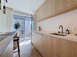 Schitterend gerenoveerd doorloopappartement met hoogwaardige afwerkingen op topligging te Nieuwpoort-Bad, gelegen in een zijstraat van de Zeedijk en op wandelafstand van de winkels en het openbaar vervoer.<br />Het appartement omvat een inkomhal met apart toilet, een lichtrijke leefruimte met open, volledig uitgeruste keuken en aansluitend terras met prachtig zeezicht. Verder beschikt het appartement over een volwaardige slaapkamer en een stijlvolle badkamer met inloopdouche en wastafel. Daarnaast is een private kelderberging inbegrepen.