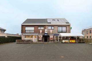 <p><span><strong>Ruim duplex appartement met studio, garage en groot terras – ideaal als opbrengsteigendom</strong><br /><br /></span><span></span></p>
<p><span>Indeling:<br /></span><span>Eerste verdieping: Lichtrijke woonkamer met aansluitende keuken,</span><span> twee slaapkamers, wasplaats/berging badkamer en apart toilet. Ruim terras.</span></p>
<p><span>Tweede verdieping: </span><span>Volledig afgewerkte studio</span><span> met eigen badkamer, ideaal als extra woonruimte of verhuureenheid.</span></p>
<p><span>Troeven in de kijker:</span></p>
<p><span><span> </span>•<span> </span>Aparte garagebox (aan te kopen aan €20.000,-)<br /></span><span>•<span> </span>Conforme elektriciteit en EPC B<br /></span><span>•<span> </span>Vernieuwde ketels en sanitair<br /></span><span>•<span> </span>Instapklaar, enkel keuken te vernieuwen<br /></span><span>•<span> </span>Perfect als </span><span>opbrengsteigendom of gezinswoning<br /><br /><br /></span><span>Interesse? Neem contact op met </span><span>FLOR Vastgoed</span><span> via 03 283 62 43 of info@flor-vastgoed.be.</span></p>