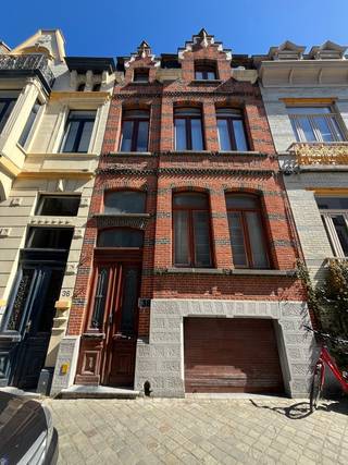 Dit recent vernieuwde en aangename éénslaapkamerappartement bevindt zich in een charmant herenhuis en combineert karakter met hedendaags comfort...