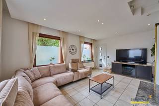 <p><span>Rustig gelegen en toch vlakbij de N71 tussen Mol en Lommel? </span></p><p><span>Dan kom je in de Katoenstraat terecht...</span></p><p><span> </span></p><p><span>En kijk eens wat je hier gaat vinden... wat zowel binnen als buiten biedt deze woning veel meer dan we gewend zijn:</span></p><p><span> </span></p><p><span>We starten binnen:</span></p><p><span> </span></p><p><span>* 3 volwaardige slaapkamers</span></p><p><span>* kantoor met zicht op de tuin</span></p><p><span>* grote keuken</span></p><p><span>* goed doorlichte woonkamer</span></p><p><span>* gerenoveerde badkamer</span></p><p><span>* droge kelder</span></p><p><span> </span></p><p><span>Maar vooral buiten ben je onder de indruk:</span></p><p><span> </span></p><p><span>* aangelegde tuin (van voor tot achter)</span></p><p><span>* een heuse firepit !</span></p><p><span>* een boomhut voor de kids</span></p><p><span>* een stalling voor pony's</span></p><p><span>* een kleine weide</span></p><p><span>* groot overdekt terras</span></p><p><span>* atelier</span></p><p><span>* meerdere fruitbomen (vijgen, kersen, kiwi, pruimen, druiven, bessen en noten)</span></p><p><span> </span></p><p><span>en last but verre van least: een heuse Sequoia boom. Werkelijk uniek in België !</span></p><p><span> </span></p><p><span>Voor deze thuis geldt geen renovatieverplichting, ... enkel genieten van de tuin, familie en vrienden is hier van tel.</span></p>