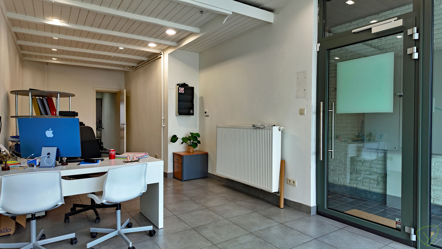 Ruime handelsruimte gelegen op de Markt van Eeklo! - foto 4