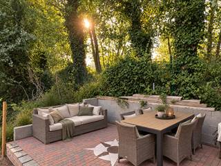 Ontdek deze volledig vernieuwde vakantiewoning op **Dunepark in Koksijde**, vlak bij de duinen en op wandelafstand van het strand!<br />Ideaal als eigen vakantieverblijf of voor vakantieverhuur.<br /><br />De woning werd grondig vernieuwd met nieuwe ramen, dak, elektriciteit, leidingen en verwarmingsinstallatie & beschikt over een zeer goede EPC-score!<br /><br />Op het gelijkvloers bevinden zich een slaapkamer met dubbel bed en airco/warmtepomp, badkamer met inloopdouche en afzonderlijke verwarming, apart toilet. Via een aparte ingang/deur bereikt u een ruime berging, ideaal voor fietsen, brommers en extra stockage.<br /><br />Boven vindt u de volledig vernieuwde leefruimte met open keuken, eetplaats, voorzien van pelletkachel en airco/warmtepomp. De keuken is splinternieuw & uitgerust met koelkast, keramische kookplaat en combi-microgolfoven, vaatwas en meer.<br /><br />Buiten zijn er twee terraszones & een tuinhuis.<br /><br />Dunepark biedt o.a. buitenzwembad, sportfaciliteiten, speelplein, wassalon, restaurant en kwaliteitsvolle bakker. Vakantieverhuur is toegestaan; permanente bewoning en domicilie niet.<br /><br />Voor meer info en bezoek contacteer: Roxanne 0496/85.09.62 of mail: roxanne@cornelis-goeman.be