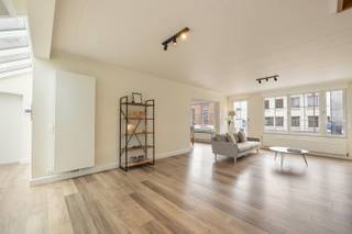 <strong>Duplex appartement met terras </strong>en zicht op het dorpsplein.<br /><br /><strong>Indeling:</strong>
<ul>
	<li>Living met grote schuifpui naar terras, keuken met eethoek, berging, toilet.</li>
	<li>Hoger: via trap naar grote hal (eventueel kantoortje) slaapkamer met kasten, vernieuwde badkamer.</li>
</ul>
<br /><strong>Bijzonderheden:</strong>

<ul>
	<li>Grote inpandige garage mogelijk bij te kopen.</li>
	<li>CV op gas (condenserend) </li>
	<li>Beschikbaar januari 2026.</li>
</ul>