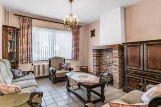 Immo3000 heeft een super toffe starterswoning te koop op een top locatie in Kessel-Lo op een boogscheut van het Provinciaal Domein, het station van Leuven en de Abdij van Vlierbeek.<br /><br />Deze woning vormt de ideale basis voor uw (eerste) renovatie project. Het gebouw geniet van een solide gebouwschil en werd op een aantal vlakken al onder handen genomen. Zo werden de ramen reeds vernieuwd (PVC HR X2), de centrale verwarming aangepast (gas condens) en het dak geïsoleerd.<br /><br />Op het gelijkvloers kom je via de gezellige inkomhal in de leefruimte met vooraan de living en achteraan de eetkamer die doorloopt naar de keuken. Achter de keuken vinden we de wasplaats met toilet en via de veranda kom je in de toffe tuin (met verbinding naar de straat!).<br /><br />Op het 1e verdiep tellen we 2 ruime slaapkamers, een kinderkamer / bureau en een badkamer.<br /><br />Op het 2e verdiep is er ruimte om, mits de nodige aanpassing, nog 2 mooie kamers te creëren.<br />De woning beschikt verder ook nog over een ruime, droge kelder die uiterst geschikt is als berging.<br /><br />Benieuwd hoe u in deze woning uw woondroom kan realiseren? Bel 016 60 3000 en kom een kijkje nemen.