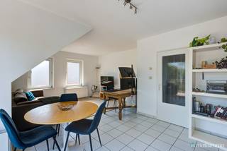 GUNSTIG GELEGEN APPARTEMENT MET 2 SLAAPKAMERS, GARAGE EN AUTOSTAANPLAATS TE BILZENDit verzorgde appartement vinden we terug aan de Parklaan 36/3 te...