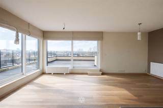 GENT - Voskenslaan 120: Ben je op zoek naar een gunstig gelegen en lichtrijk appartement met garage te huur in Gent? Lees dan snel even verder. De...