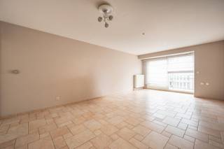 <strong>Residentie Daphne</strong><br /><br />Dit charmante 1‑slaapkamerappartement bevindt zich op de derde verdieping van de residentie Daphne op de geliefde Lippenslaan. Het appartement beschikt over een zonnig balkon aan de voorzijde met een prachtig, open zicht over de laan.<br /><br />De indeling is als volgt: een ruime nachthal met ingebouwde vestiairekast, een afzonderlijk gastentoilet, een lichtrijke woonkamer met aansluitend balkon, een praktische keuken, en een comfortabele slaapkamer met ingebouwd lavabomeubel en ligbad. In de slaapkamer zijn bovendien handige inbouwkasten voorzien.<br /><br />Extra troeven zijn de privatieve kelderberging en de gemeenschappelijke fietsenberging in het gebouw.<br /><br />Voelt dit gezellige appartement als jouw nieuwe thuis, aarzel dan niet om contact op te nemen.<br /><em>Ref: A748</em>