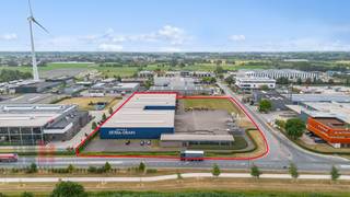 Uitzonderlijk! Het polyvalente bedrijfsgebouw bestaat uit 5.000 m² magazijnruimte met 3 sectionale poorten en 2 laadkades. Het magazijn heeft...