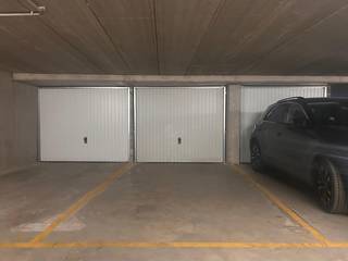 Op een centrale locatie in Antwerpen, aan de Lange Nieuwstraat 47, wordt deze afgesloten GARAGEBOX MET bijhorende AUTOSTAANPLAATS te koop aangeboden. <br />De toegang is voorzien via een elektrische poort in een afgesloten parkeergarage en autolift.<br />Deze parking is gelegen op de -1<br /><br />Deze dubbele plaats is ideaal voor wie in het stadscentrum woont of werkt of interessant als investering!<br /><br />Een veilige en praktische oplossing voor parkeren in hartje Antwerpen.<br /><br />Vraagprijs €49.000,-
