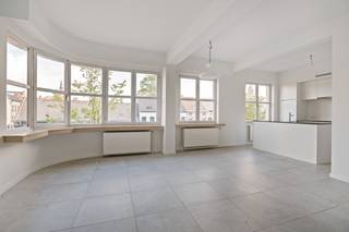 Op deze TOP locatie in het centrum van Lier aan het Zimmerplein bevindt zich dit leuk appartement op de 2de verdieping. <br /><br />Het appartement bestaat uit een inkomhal die uitgeeft op een ruime, lichtrijke leefruimte met open keuken. <br /><br />Verder beschikt het appartement over een badkamer, een apart toilet en twee slaapkamers (9m²/14m²). <br /><br />Tot slot is er nog een terras, kelderberging en gemeenschappelijke fietsenberging aanwezig.<br /><br />Pluspunten:<br />+ Toplocatie<br />+ 2 Slaapkamers<br />+ EPC label B<br />+ EK conform<br />+ Asbestveilig<br />+ Terras<br /><br />Is dit appartement op deze uiterst centrale locatie in hartje Lier iets voor jou? <br />Neem dan zeker contact op voor een bezoek ter plaatse via info@vbvastoed.be of op 03 337 50 70.