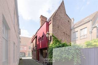 <p><span>Unieke eigendom in het Patershol<br /></span><span>Deze bijzondere eigendom bevindt zich in een van de meest toeristische en gegeerde plekjes van de stad.<br />Een romantisch straatje en een prachtige trapgevel springen meteen in het oog en verwelkomen je.<br /></span><span>Met een vloeroppervlakte van 161m², authentieke elementen en plafondhoogtes, is dit een uitzonderlijke woning op een exceptionele ligging in het hart van de stad.<br />De woning beschikt momenteel over een handelsruimte met bureel / kantoor, kelder, volledig ingerichte keuken, een royale leefruimte, 2 pelletkachels, 2 slaapkamers, toilet, berging en een badkamer.<br /></span><span><br /></span><span>Historisch erfgoed<br /></span><span>Dit h</span><span>oekhuis gaat terug tot de 16de eeuw en is opgetrokken in traditionele bak- en zandsteenbouw met een trapgevel en topstuk.<br />De zijgevel is voorzien van een gevelniskapel. <br />In 1980 werd een nieuwbouwinvulling gecreëerd door architect Monique Stoop in postmodernistische stijl. <br /><br /></span><span>Troeven</span><span><br />/ ligging<br />/ architectuur en historie<br />/ geen renovatieplicht (beschermd erfgoed)<br /><br />Een exceptionele eigendom door zijn stijl, ligging en historiek!</span></p><p><span>Mogelijkheid tot aankoop van een garagebox in de nabijgelegen Vrijdagmarkt.</span><span><br /><br /></span><span>Prijs op aanvraag<br /><br /></span></p>