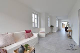 Deze prachtig afgewerkte, landelijke woning biedt alles wat je zoekt. Met een slimme indeling, hoogwaardige materialen en moderne technieken is...
