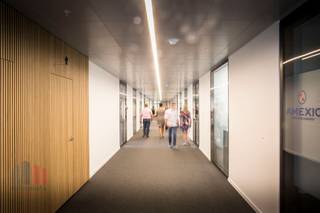 De moderne kantoorruimte van 126 m² op het zevende verdiep is gelegen op een top-business locatie met groene omgeving, aan de voet van het Atomium...