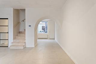 Langs de Barthelsstraat in Assebroek vinden we deze gerenoveerde woning te koop met 3 slaapkamers, dressing en gezellige stadskoer. Deze woning...