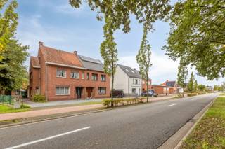 Te renoveren woning, gelegen in Onze-Lieve-Vrouw Olen, op wandel - / fietsafstand van winkels, openbaar vervoer, scholen, station, ..., en met een vlotte verbinding naar de omliggende gemeentes Geel, Westerlo, Herentals en Kasterlee, alsook de E313. <br /><br />Op het gelijkvloers bestaat de woning uit een inkomhal, een woonkamer bestaande uit een eethoek en een zithoek, en een keuken. De aanbouw is opgedeeld in een veranda, badkamer, toilet en berging. <br /><br />De nachthal op de 1ste verdieping geeft uit op 3 slaapkamers. Een vaste trap geeft toegang tot de ruime zolderverdieping dewelke je nog kan inrichten. Indien je de zolderverdieping bestemt als extra slaapkamer, beschik je over drie ruime slaapkamers. Dit biedt de mogelijkheid om de kleinste slaapkamer in te richten als badkamer.<br /><br />Koele berging vind je in de kelder.<br /><br />De woning is gelegen op een ruim zongeoriënteerd perceel van 1.065 m². Achter de woning bevindt er zich een bijgebouw bestaande uit een garage en tuinberging. Het perceel is achteraan tevens bereikbaar via een servitude. Het achterliggende gebied betreft agrarisch gebied (weilanden), waardoor je een mooi zicht kan genieten.<br /><br />Dit pand is onderworpen aan de renovatieverplichting van de Vlaamse overheid voor residentiële gebouwen (behoudens bij sloop binnen 6 jaar na de aankoop). Consulteer voor meer informatie de website van het Vlaams Energie- en Klimaatagentschap via https://www.vlaanderen.be/een-huis-of-appartement-kopen/renovatieverplichting-voor-residentiele-gebouwen.<br /><br />Mogelijke financiële tegemoetkomingen (indien u aan de voorwaarden voldoet): sloop & heropbouw of renovatie aan 6% BTW, premies voor renovatie en de Mijn VerbouwLening (tot € 60.000).<br /><br />Stedenbouwkundige inlichtingen in aanvraag.