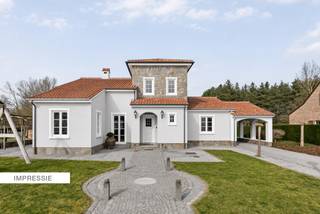 Rêvez-vous de vivre tranquillement dans la verdure avec de l'espace pour les chevaux ou d'autres loisirs ? Cette charmante villa méditerranéenne, située dans un quartier calme et de petite taille au 8B Hammekensstraat à Scherpenheuvel-Zichem, allie confort, intimité et une magnifique vue panoramique sur le paysage environnant.<br /><br />La propriété est située sur un terrain entièrement clôturé de 3 761 m² et offre de nombreuses possibilités pour les amateurs d'animaux. Grâce aux écuries d'environ 47m² et à l'espace extérieur spacieux, il est parfaitement possible d'avoir des chevaux.<br /><br />À l'intérieur, la villa dispose d'une disposition agréable et pratique avec trois chambres à coucher complètes, un bureau - idéal pour le travail à domicile ou un cabinet - et de grands espaces de vie avec beaucoup de lumière naturelle. De plus, la maison est entièrement sous-sol, ce qui offre un espace de stockage supplémentaire, un espace de loisirs ou un espace de travail.<br /><br />Le style de construction méditerranéen confère à la maison une allure chaleureuse et pleine de caractère, offrant une expérience de vie agréable, à l'intérieur comme à l'extérieur. Avec un score EPC C, la propriété dispose également d'un niveau énergétique solide.<br /><br />L'espace extérieur est un atout absolu : profitez quotidiennement du calme, de l'intimité et des vues dégagées sur le paysage rural, avec un jardin où l'espace et la nature sont au centre.<br /><br />Emplacement et accessibilité<br />Malgré son emplacement calme et rural, la propriété est facilement accessible. Le centre de Scherpenheuvel avec ses commerces, ses restaurants, ses écoles et autres commodités se trouve à une courte distance. Par le biais des routes de liaison à proximité, vous atteignez facilement les villes environnantes telles que Diest, Aarschot et Louvain. L'E314 est également à courte distance en voiture, ce qui facilite les déplacements vers Hasselt, Louvain ou Bruxelles.<br /><br />Le quartier est réputé pour son environnement verdoyant, son charme rural et sa qualité de vie agréable. Les marcheurs, les cyclistes et les amoureux de la nature trouveront ici de nombreuses possibilités dans les champs et les zones naturelles environnantes.<br /><br />Atouts de cette propriété :<br />Villa méditerranéenne dans un endroit calme<br />Terrain de 3 761m² avec vue dégagée<br />3 chambres + bureau / cabinet avec entrée privée<br />Écuries présentes (± 47m²) - possibilité de garder des chevaux<br />Entièrement sous-sol<br />Terrain entièrement clôturé<br />Alarme - vidéosurveillance<br />EPC C<br />418m² d'espace de vie (source EPC)<br />Situation dans un quartier résidentiel de petite taille et calme<br /><br />Connexion facile vers Diest, Aarschot, Louvain et l'E314<br /><br />Une propriété idéale pour ceux qui veulent combiner espace, calme et charme rural avec une bonne accessibilité.