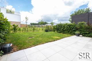 <span>Modern appartement met zuidwest-gerichte tuin in Mechelen (Muizen). Ben je op zoek naar een rustig gelegen, gelijkvloers appartement nabij Mechelen, met vlotte verbinding naar belangrijke invalswegen? Dan is dit exact wat je zoekt! Dit tot-in-de-puntjes afgewerkt appartement geniet van veel lichtinval en alle comfort. <br /></span><span><br />Indeling: dit gelijkvloerse appartement omvat een centrale inkomhal, met inbouwkasten, die toegang biedt tot alle ruimtes. De ruime leefruimte, uitgevoerd in massieve parket, en de open keuken genieten van veel lichtinval door de gevelbrede ramen en geven toegang tot de zonovergoten (zuidwest-gerichte) tuin. Deze ramen zijn voorzien van zonnewering. De slaapkamer geniet van veel opbergruimte door de ingebouwde kasten. De strakke badkamer heeft een ligbad met verstelbare douchekop en een lavabomeubel. Verder is er apart toilet, een technische berging met aansluiting wasmachine en droogkast en een ruime keukenberging , een gemeenschappelijke ondergrondse fietsenstalling. Het appartement is in 2021 volledig ontworpen en vervaardigd uit duurzame materialen en maakt gebruik van Niko home domotica. Deze geven het appartement een moderne look en een warm en huiselijk gevoel. Oorspronkelijk was dit voorzien als 2-slaapkamer appartement. Het is dus mogelijk om mits plaatsen van een wand een tweede slaapkamer te voorzien.</span><br /><span><br /></span><span><span>Concreet: g</span></span>ezellig en instapklaar appartement met één slaapkamer (mogelijkheid 2 slaapkamers), zuidwest-gerichte tuin en alle comfort gelegen in Mechelen (Muizen). <br />Vlotte verbinding naar de E19 en het openbaar vervoer. Op amper 10 minuutjes ben je met de fiets in centrum Mechelen en aan het natuur- en wandeldomein Mechels Broek. <br />Moderne en duurzame materialen gebruikt. In de keuken is het materiaal Dekton gebruikt. Dekton is extreem hittebestendig en kras- en slijtvast. Ideaal voor een echte keukenprins(es). Zonnewering, domotica via Niko Home Control voorzien.
<p>Mogelijkheid om de ondergrondse staanplaats bij te kopen voor €29.000,- (leidingen voor laadpaal voorzien - laadpaal kan overgenomen worden).</p>
<span>Interesse? Aarzel niet ons te contacteren (per mail info@immosir.be of telefonisch 015/65.50.05) om een afspraak in te plannen.</span>