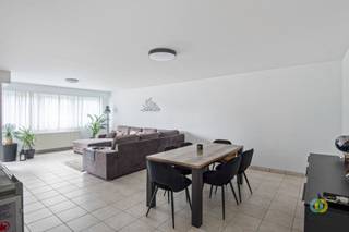 Dit uitstekend onderhouden appartement met twee slaapkamers bevindt zich in een rustige, groene omgeving op korte afstand van het centrum...