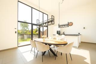 Deze recente woning (bouwjaar 2022) combineert hedendaags wooncomfort met een praktische indeling. We betreden de woning via een ruime inkomhal...