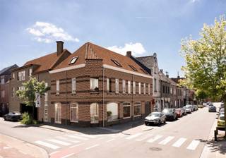 Duplex appartement op de eerste verdieping dat deel uitmaakt van residentie Maryman gelegen op de hoek van de Antwerpse Steenweg met de Lindenstraat te Sint-Niklaas met 4 wooneenheden. U beschikt over een terras en u heeft de mogelijkheid om een overdekte parkeerplaats aan te kopen.De indeling van het pand is als volgt: Zowel met de trap als via de lift bereikt u het appartement. De private inkomhal beschikt over een gastentoilet en vestiairemogelijkheden. Verder door komt u terecht in de eetkamer, de open keuken met aanpalende berging en de living. Vanuit de keuken kan u via het grote schuifraam naar het knusse terras. Op de volgende verdieping zijn er op de nachthal twee slaapkamers, een badkamer en een bergruimte gelegen. Het appartement dient nog opgericht te worden, u kan dus nog steeds alle keuzes zelf maken.Nog enkele troeven van dit pand: Vloerverwarming met lucht/water warmtepomp, een laag energiepeil conform de geldende normen, de mogelijkheid tot aankopen van een overdekte parkeerplaats aan € 7.500,00. Als we spreken over de prijs is dat exclusief btw, zonder registratie- en notariskosten! De plannen &amp; lastenboek zijn op afspraak en zeer vrijblijvend te bekijken.