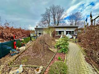 Deze ruime woning biedt tal van mogelijkheden en is ideaal voor de handige doe-het-zelver of iemand die de woning naar eigen smaak wil...