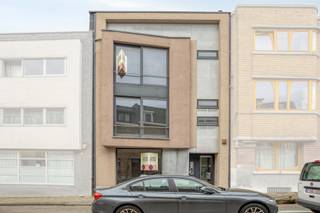 <p><span>Op een uitstekende locatie in het centrum van Leuven bevindt zich deze ruime en recente woning met tal van mogelijkheden. De woning werd in 2001 volledig heropgebouwd en combineert hedendaags comfort met een centrale ligging, ideaal voor wie wonen en werken wil combineren.</span></p>
<p>De woning beschikt over vier volwaardige slaapkamers. Twee slaapkamers geven uit op een eigen terras. Daarnaast zijn er twee slaapkamers met een dressing, waarvan één met een aansluitende badkamer. In totaal zijn er twee badkamers, beide uitgerust met een bad.</p>
<p><span>Verder biedt de woning drie aangename terrassen, perfect om te genieten van rust in het hart van de stad. Dankzij de vloerverwarming geniet u van een optimaal wooncomfort. Met een EPC-score B is de woning bovendien energiezuinig.</span></p>
<p><span>De woning is volledig onderkelderd, wat zorgt voor extra opslagruimte of diverse gebruiksmogelijkheden. Daarnaast zijn er drie aparte toiletten aanwezig.</span></p>
<p><span>Dankzij de indeling en ligging biedt dit pand ook mogelijkheden voor een handelsruimte of vrij beroep.</span></p>
<p><span>Een veelzijdige woning met veel ruimte en potentieel op een toplocatie.<br /><br /><strong>Heb je interesse en wil jij als eerste de kans grijpen om jouw droomwoning te ontdekken? We trappen onze verkoop af met een exclusieve “Avant-Première” op vrijdag 27 maart. Plan nu jouw bezoek via de groene ‘Plan jouw bezoek’ knop. De richtprijs bedraagt 715.000 euro. De biedingstermijn loopt tot en met maandag 30 maart. Bekijk het Avant-première reglement onder downloads.</strong><br /></span></p>