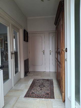 Degelijke woning met 4 slaapkamers gelegen in het centrum van Aalst.Gelijkvloers: lichtrijke inkomhal, ruime woonkamer met aansluitend veranda,...