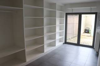 Zeer gunstig gelegen gelijkvloersappartement in het centrum van Rumst! Dit appartement bevindt zich op wandelafstand van verschillende winkels, een grootwarenhuis en het openbaar vervoer (bushalte). Het is tevens rustig gelegen in een enkelrichtingsstraat. De oprit van de E19 Antwerpen-Brussel ligt op slechts 3 min. rijden. Er is voldoende parkeergelegenheid in de straat en in de omgeving. <br /><br />Dit appartement bestaat uit: een inkomhall met vestiairekast, een berging/wasplaats, een woonkamer met veel lichtinval, een volledig ingerichte keuken, een hall, een apart toilet, een volledig ingerichte badkamer en 2 slaapkamers. Er is een privatieve kelder te bereiken via LIFT met handige schabben, ideaal voor stockage. Het pand beschikt verder over een oost-gericht terras/tuin/koer die volledig nieuw aangelegd zal worden + een overdekte berging. <br /><br />3 maanden huurwaarborg. De gemeenschappelijke kosten bedragen €70,-/maand. De keuring van de elektriciteit is conform. Zeer goede EPC-score! <br />Het appartement is instapklaar en beschikbaar 1/11/2026 !
