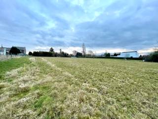 Deze bouwgrond wordt aangeboden door de bouwfirma LivingHome met een nog te bouwen woning. Dit bouwperceel van 10a 59ca is gelegen in...