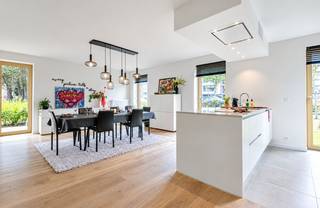 Instapklaar gelijkvloers nieuwbouwappartement met 3 slaapkamers, 2 badkamers en terras in Residentie Villa Karmel te Blankenberge<br /><br />Bent u op zoek naar een ruim, luxueus afgewerkt en volledig instapklaar nieuwbouwappartement in Blankenberge? Dan is dit prachtige gelijkvloersappartement in Residentie Villa Karmel zeker een bezoek waard.<br /><br />Bij het betreden van het appartement komt u terecht in de ruime inkomhal die toegang biedt tot de lichtrijke leefruimte. De gezellige woonkamer sluit aan op de volledig uitgeruste open keuken, voorzien van alle hedendaagse comfort en kwalitatieve toestellen.<br /><br />Aansluitend aan de keuken bevindt zich een ruime berging, ideaal voor extra voorraad en opslag. Daarnaast beschikt het appartement over een tweede berging in de nachthal, waar reeds een wasmachine en droogkast aanwezig zijn.<br /><br />Het appartement omvat drie volwaardige slaapkamers en twee stijlvolle badkamers. De eerste badkamer is uitgerust met een dubbele wastafel en een douchecabine. De tweede badkamer beschikt over een dubbele wastafel, een ruime inloopdouche en een toilet, wat zorgt voor extra comfort en gebruiksgemak.<br /><br />Vanuit het appartement heeft u toegang tot een privaat terras, waar u in alle rust kunt genieten van de buitenlucht. Bovendien kunnen bewoners gebruikmaken van de gemeenschappelijke tuin, een aangename extra troef binnen deze residentie.<br /><br />Dankzij de hoogwaardige afwerking, energiezuinige nieuwbouwtechnieken en doordachte indeling geniet u hier van maximaal wooncomfort in een moderne woonomgeving.<br /><br />Een bijkomende troef is dat het appartement volledig ingericht wordt aangeboden. De aanwezige meubels dienen verplicht te worden overgenomen voor een prijs van € 14.000 (gedetailleerde inventaris beschikbaar op aanvraag). Hierdoor is het appartement volledig instapklaar en onmiddellijk klaar voor gebruik.<br /><br />Een unieke opportuniteit voor wie op zoek is naar een ruim en kwalitatief nieuwbouwappartement op een uitstekende locatie aan de Belgische kust.<br /><br />Beschikbaarheid: 01/03/2027<br /><br />Aarzel niet en plan vandaag nog uw bezoek!<br /><br />Provisie algemene kosten: €75/maand.<br /><br />