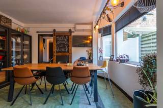 Welkom in Koornstraat 105 te Roeselare! Deze <strong>instapklare woning</strong> van ca. <strong>200 m²</strong> combineert <strong>karaktervolle charme</strong> met <strong>moderne energiezuinigheid</strong> (EPC A). De <strong>elektrische installatie</strong> is <strong>conform</strong> en voorzien <strong>domotica</strong> en beschikt over een <strong>thuisbatterij</strong>. Bovendien is de woning <strong>volledig asbestveilig</strong>.<br /><br />De inkomhal leidt naar de <strong>ruime leefruimte</strong>, momenteel ingericht met een <strong>bureau</strong> – ideaal voor thuiswerk. Verder zijn er een <strong>eetkamer</strong>, <strong>keuken</strong> met <strong>bijkeuken</strong>, een <strong>grote berging</strong> en een <strong>apart toilet.</strong> De <strong>kelder</strong> werd recent behandeld tegen vocht. Buiten vind je een <strong>onderhoudsvriendelijke tuin</strong> van ca. <strong>70 m²</strong> met terras en kunstgras.<br /><br />Op de eerste verdieping bevinden zich <strong>drie slaapkamers</strong> aan de <strong>voorzijde</strong>, waaronder een <strong>masterbedroom</strong>. Aan de achterzijde is er een <strong>polyvalente ruimte</strong> (fitness), een <strong>moderne badkamer</strong> met <strong>douche</strong>, <strong>dubbele lavabo</strong> en <strong>toilet</strong>, én een aparte <strong>dressing</strong>. Handig detail: de <strong>waskoker</strong> komt uit boven de wasmachine.<br /><br />Ben je op zoek naar een ruime, energiezuinige woning met karakter en comfort?<br /><strong>Maak vandaag nog je afspraak – deze woning voelt als thuiskomen!</strong><br />Contact Yorben 0468 188 061 of yorben@dekeyser.immo