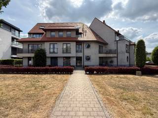 AALST - Exclusief Duplexappartement met grote garage.<br /><br />Inschrijven voor het geplande kijkmoment kan via onze website => www.immoderas.be/afspraak-instructies<br /><br />Net buiten het centrum van Aalst is dit uniek appartement gelegen in een stijlvolle residentie. Gezien het centrum vlakbij is, zijn de mogelijkheden qua winkels, sport &amp; recreatie, scholen &amp; openbaar vervoer zeer divers. Met de wagen bereik je vlot de E40 en invalswegen.<br /><br />Het appartement is uniek binnen zijn segment door het gebruik van kwalitatieve &amp; duurzame materialen én hoogwaardige toestellen.<br /><br />Bij het betreden van het appartement kom je binnen in een ruime inkomhal met apart gastentoilet en vestiaire. Via een glazen deur begeeft u zich in licht badende leefruimte voorzien van een stijlvol parket . De leefruimte is volledig voorzien van designradiatoren &amp; armaturen, ingemaakte kasten &amp; een gezellige inbouwcassette. De open keuken,d ie deel uitmaakt van de leefruimte, omvat onder meer een ontbijteiland,een Liebherr koelkast en diverse MIELE-toestellen waaronder een vaatwasser, microgolfoven, combi-oven en inductiekookplaat. Naast de keuken is er een ruime berging waar tevens een wasmachine &amp; droogkast kunnen aangesloten worden. De leefruimte beschikt langs beide zeiden over een ruim terras. Het terras aan de achterzijde herbergt nog een kleine bergruimte én is voorzien van een zonneluifel, alsook beschikken de ramen over screens.<br /><br />Via de stijlvolle trap in de inkomhal bereik je de bovenverdieping die 2 ruime kamers en apart toilet omvat. Slaapkamer 1 beschikt over een grote ingemaakte wandkast &amp; badkamer met dubbele wastafel, ligbad en ruime douche in een tijdloos design. Slaapkamer 2 beschikt eveneens over ingemaakte kasten, een inloopdouche en wastafel. Beide slaapkamers zijn voorzien van automatische verduistering.<br /><br />Als extra troeven beschikt dit pand over een ruime garage die plaats biedt aan een wagen en verschillende motoren of fietsen, een centraal stofzuigsysteem, kelderberging én een staanplaats.<br /><br />AK: €170