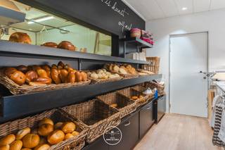 <p><strong>Ligging</strong></p>
<p>Ontdek de unieke zakelijke mogelijkheden in Zwijnaarde, een strategisch gelegen dorp nabij Gent, ideaal voor het starten van uw kantoor of handelszaak. Zwijnaarde, met zijn uitstekende bereikbaarheid via de E17 en E40, biedt ondernemers een perfecte locatie voor klantentoegankelijkheid en logistieke voordelen. Ontdek de marktkansen in Zwijnaarde door de nabijheid van prominente onderwijs- en onderzoeksinstellingen, wat een continue stroom van klanten en talenten garandeert. Kortom, mis deze kan niet!<br /><br /><strong>Beschrijving</strong><br /><br />Ontdek onze ruime commerciële locatie aan de voorzijde van het pand, een ideale ruimte voor kantoor of winkel, gelegen op een toplocatie waar dagelijks veel voetgangers, fietsers en automobilisten passeren. Profiteer van de uitstekende zichtbaarheid en toegankelijkheid die onze winkelruimte biedt.<br /><br />Aan de achterzijde van het pand vindt u de mogelijkheid tot uitbreiding van uw commerciële ruimte. Daarnaast biedt deze sectie voldoende plaats die gebruikt kan worden als werkplaats of opslagruimte, ideaal voor het vergroten van uw bedrijfsactiviteiten.<br /><br />Gemakkelijke toegankelijkheid is gegarandeerd met een aparte ingang aan de zijkant van het pand, waardoor klanten en leveringen moeiteloos kunnen worden ontvangen. Dit maakt ons pand een uitstekende keuze voor ondernemers die op zoek zijn naar een veelzijdige en strategisch gelegen commerciële ruimte.<br /><br />Voor inlichtingen en/of bezoek, bel Guillaume Delbecque <strong>0472/25.70.76</strong></p>