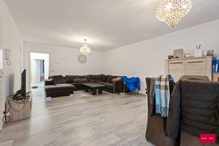 Dit aangename gelijkvloerse appartement biedt een bewoonbare oppervlakte van ca. 105 m².

Het appartement beschikt over drie volwaardige slaapkamers, een lichtrijke leefruimte en een functionele keuken die ideaal is voor gezinnen, of wie graag gelijkvloers woont. Vanuit de slaapkamers heeft u toegang tot de privétuin, perfect om te ontspannen, te tuinieren of te genieten van mooie dagen. Via hier is er ook een servitude naar voor toe en een gemeenschappelijke fietsenberging. 

Dankzij de gelijkvloerse ligging is het appartement vlot toegankelijk en geschikt voor alle leeftijden. Een ideale woonst voor wie ruimte, comfort en buitenruimte belangrijk vindt.

Troeven:

- Gelijkvloers appartement
- 3 slaapkamers
- Privétuin
- Kelderberging

Interesse? Neem gerust contact op voor meer informatie of een bezoek ter plaatse.
Vermelde oppervlakte/afmetingen zijn indicatief. Oppervlakte conform EPC.