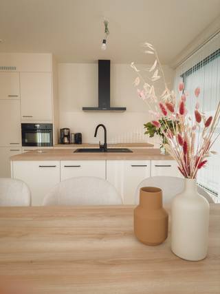 Nieuwbouwproject ‘<strong>Elegant Wonen’</strong> biedt een aangename woonomgeving met een centrale binnentuin, in het bruisende Sint-Truiden. In dit nieuwbouwproject in afwerkingsfase hebben we nog enkele prachtige penthouses te koop! E301 bijvoorbeeld heeft een bewoonbare oppervlakte van maar liefst 134m2, beschikt over 3 ruime slaapkamers, heeft een zeer aangenaam terras en is volledig omgeven door groendak.<br /><br />Ook dit nieuwbouwpenthouse beschikt over een eigen warmtepomp en PV-panelen om zo uw energiefactuur tot een minimum te beperken. Een groot pluspunt als toekomstige woonst of duurzame en kwalitatieve investering!<br /><br />Voor meer informatie ontvangen we u graag ter plaatse of bij ons op kantoor om dit prachtige project tot in de puntjes toe te lichten. Bel nu Elien Mombaerts op het nummer 0470/38.21.30.