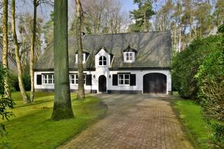 Centraal en residentieel gelegen sfeervolle villa in neo-kempische stijl met o.a. 4  5 slaapkamers,1 badkamer, bureel en inpandige garage,...