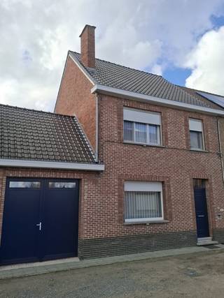 Deze gezellige en grotendeels gerenoveerde starterswoning is rustig gelegen in Berlare en vormt de ideale thuis voor wie betaalbaar en zorgeloos...