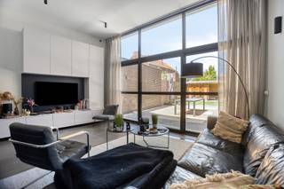 <strong>Klassevolle, centraal gelegen herenwoning met o.a. een bewoonbare oppervlakte van 230 m², 4 slaapkamers, een gezellige tuin en zoveel meer. EPC-label B.</strong><br /><br />Op het gelijkvloers bevindt zich een inkomhal die toegang geeft tot een gezellige lounge. Deze ruimte is perfect geschikt voor een vrij beroep of zelfstandige activiteit, maar kan evengoed ingericht worden als leeshoek, ontvangstruimte of bureau. Verder beschikt de woning over een lichtrijke hal met vestiaire en een aangename woonkamer met open keuken. Aansluitend aan de keuken bevindt zich een praktische berging.<br /><br />De eerste verdieping bestaat uit een nachthal, badkamer en 2 ruime slaapkamers, waarvan één met eigen dressing. <br /><br />Op de tweede verdieping bevinden zich een open slaapkamer, een nachthal, een apart toilet, een vierde slaapkamer en een technische ruimte.<br /><br />Tot slot beschikt deze prachtige herenwoning over een aangename, onderhoudsvriendelijke tuin met een ruim terras, grasveld en tuinhuis.<br /><br />De woning geniet van een verkeerstechnische topligging in het centrum van Tienen, met de E40, scholen, het station, winkels en openbaar vervoer in de onmiddellijke nabijheid. Bovendien bevindt zich op slechts enkele meters afstand een ruime openbare parking.<br /><br />Interesse? Bel naar 0496 07 89 48.