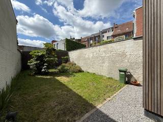 Dit volledig gerenoveerde en smaakvol afgewerkte duplex appartement is uitstekend gelegen nabij de Overpoort en het Citadelpark, met winkels,...