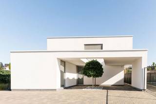 Dit pareltje met moderne architectuur, gelegen nabij het centrum van Bornem, is een tot in de puntjes afgewerkte open bebouwing met een uitstekende ligging nabij het Breeven, sportfaciliteiten, het station en openbaar vervoer. De woning beschikt over een inkomhal met apart toilet, een bureau/praktijkruimte, een volledig ingerichte open keuken en een ruime, lichtrijke leefruimte met gashaard en prachtig zicht op de aangelegde tuin. Verder zijn er een praktische bergruimte met douche en aansluitingen voor wasmachine en droogkast. De woning beschikt tevens over een kelder, ideaal als extra bergruimte. Op de eerste verdieping bevinden zich drie ruime slaapkamers, waarvan twee met bureau en ingemaakte kasten, en een master bedroom met dressing en bergruimte. De stijlvolle badkamer is uitgerust met dubbele lavabo, ligbad, douche en sauna. De woning beschikt bovendien over ingemaakte kasten in verschillende ruimtes, een centraal stofzuigsysteem, elektrisch laadpunt, automatische poort en energiezuinig EPC-label B. De fraai aangelegde tuin beschikt over een bijgebouw met kitchenette, bergruimte, lounge en toilet. Dankzij de hoge deuren en schuifwanden tot aan het plafond geniet de woning van een bijzonder ruimtelijk gevoel en maximale lichtinval. Interesse? Contacteer ons via 03/283.84.84 of mail naar gert@ax-quality.be voor meer informatie of een bezoek.
