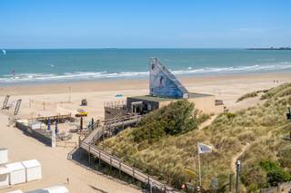 strong>Blankenberge: Instapklaar appartement met zeezicht, 3 slaapkamers en mogelijkheid garage te koop!
<p>Op de 5e verdieping van residentie &quot;Savannah&quot;, Zeedijk 241, ligt dit volledig gerenoveerde appartement met 3 slaapkamers op een absolute toplocatie: helemaal op het einde van de Zeedijk, vlakbij Pier, duinen, openbaar vervoer, winkels, restaurants en het openbaar zwembad. Als extra troef geniet u van de mogelijkheid om een nabijgelegen, ruime garagebox aan te kopen.</p>
<p><strong>Indeling:</strong> Woonkamer, keuken, badkamer, apart toilet, 3 slaapkamers. + Private kelderberging.</p>
<p><strong>Troeven:</strong></p>
<ul><li>Zeezicht.</li><li>Eerste mogelijkheid tot aankoop ruime garagebox.</li><li>Volledig gerenoveerd.</li></ul>
<p>Meer informatie? Contacteer Maarten op het nummer 050 42 58 98.</p>