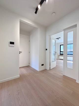 Meubeltjes plaatsen en klaar... Bent u op zoek naar een instapklaar appartement dat een grondige renovatie genoot, dan is dit uw kans !! Het appartement bevindt zich in een kleinschalige residentie, op een steenworp van 'het Zuid' & het Sint-Annaplein en op een boogscheut van het historisch centrum & andere voorzieningen/faciliteiten.<br /><br /><u>Indeling</u>, eerste verdiep (lift aanwezig):<br />centrale inkomhal, lichtrijke woonkamer met open-keuken (hedendaags geïnstalleerd), apart toilet, badkamer, berging en 2 slaapkamers.<br /><br /><u>Technisch</u>:<br />centrale verwarming op aardgas (condensatieketel), aparte tellers EGW, kwaliteitsvolle afwerking (massieve parket) en EPC-label: B.<br /><br /><u>Extra troeven</u>:<br />- volledig instapklaar en vrij bij akte<br />- elektrische installatie conform<br />- leuke stijlaccenten in het interieur<br />- beperkte gemeenschappelijke kosten<br /><br />Bezoek na afspraak met Immoboss: <strong>stefaan@immoboss.be</strong> of <strong>0497 02 44 33</strong>