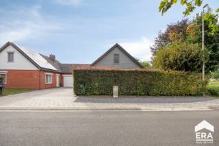 Instapklare woning met 4 slaapkamers te koop in Lommel<br />LOMMEL-BARRIER:
<ul><li>Verrassend ruime eengezinswoning met 4 slaapkamers en veranda</li><li>Ruime living met veranda (2015)</li><li>Keuken (2014)</li><li>1 slaapkamer met dressing op gelijkvloers</li><li>badkamer op gelijkvloers</li><li>3 slaapkamers op verdieping</li><li>Garage met zolder</li><li>Afzonderlijke wasplaats</li><li>Airco (tevens verwarmen mogelijk) in veranda</li><li>25 zonnepanelen met totaal vermogen van 6.250 WP</li><li>Groenestroomcertificaten met restwaarde van ca. € 6.000</li><li>Zuidwest georiënteerde tuin met terras, zonneluifel en tuinhuis</li></ul>