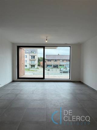 <p><span>Dit compleet nieuwbouw appartement zal volledig instapklaar afgewerkt worden en tot in de puntjes geschilderd zodat u enkel nog naar eigen wens hoeft in te richten.</span></p><p><span>Het appartement wordt betreden langs de inkomhal met toilet en techniekenruimte met wasplaats. De leefruimte is voorzien van een raamwand waardoor er zeer veel natuurlijk lichtinval is. De open keuken is modern afgewerkt met licht kleurige materialen zodoende het appartement een frisse look heeft en steeds tijdloos met elk interieur meegaat. Het schuifraam in de living geeft uit op het terras afgewerkt met warme houttint en een modern glazen balkon. Met het uitzicht op de voorkant van de straat kijkt u steeds op een levendige buurt. Verder is er een gloednieuwe badkamer met inloopdouche,  lavabomeubel en spiegelkast aanwezig alsook 2 slaapkamers met ingemaakte dressingkasten. Tot slot wordt het appartement aangevuld met een handige kelderberging én ondergrondse autostaanplaats.</span></p><p><span>Het appartement voldoet geheel aan de nieuwste energievereisten zoals vloerverwarming met warmtepomp (ook koelende functie), ventilatie en zonnepanelen: EPC A, e-peil 30!</span></p><p><span>De ligging is uitstekend in het centrum van Lochristi recht tegenover een grote supermarkt, alle nodige voorzieningen op fietsafstand en een goede busverbinding!</span></p><p><span>De maandelijkse huurprijs van dit instapklaar appartement inclusief staanplaats én gemeenschappelijke kosten bedraagt 1.200 euro. VRIJ vanaf 1 oktober 2026.</span></p><p><span>Wordt u de eerste inwoner van dit prachtig knus appartement? Maak nu uw afspraak via anais@vastgoed-dc.be of via de website! </span></p>